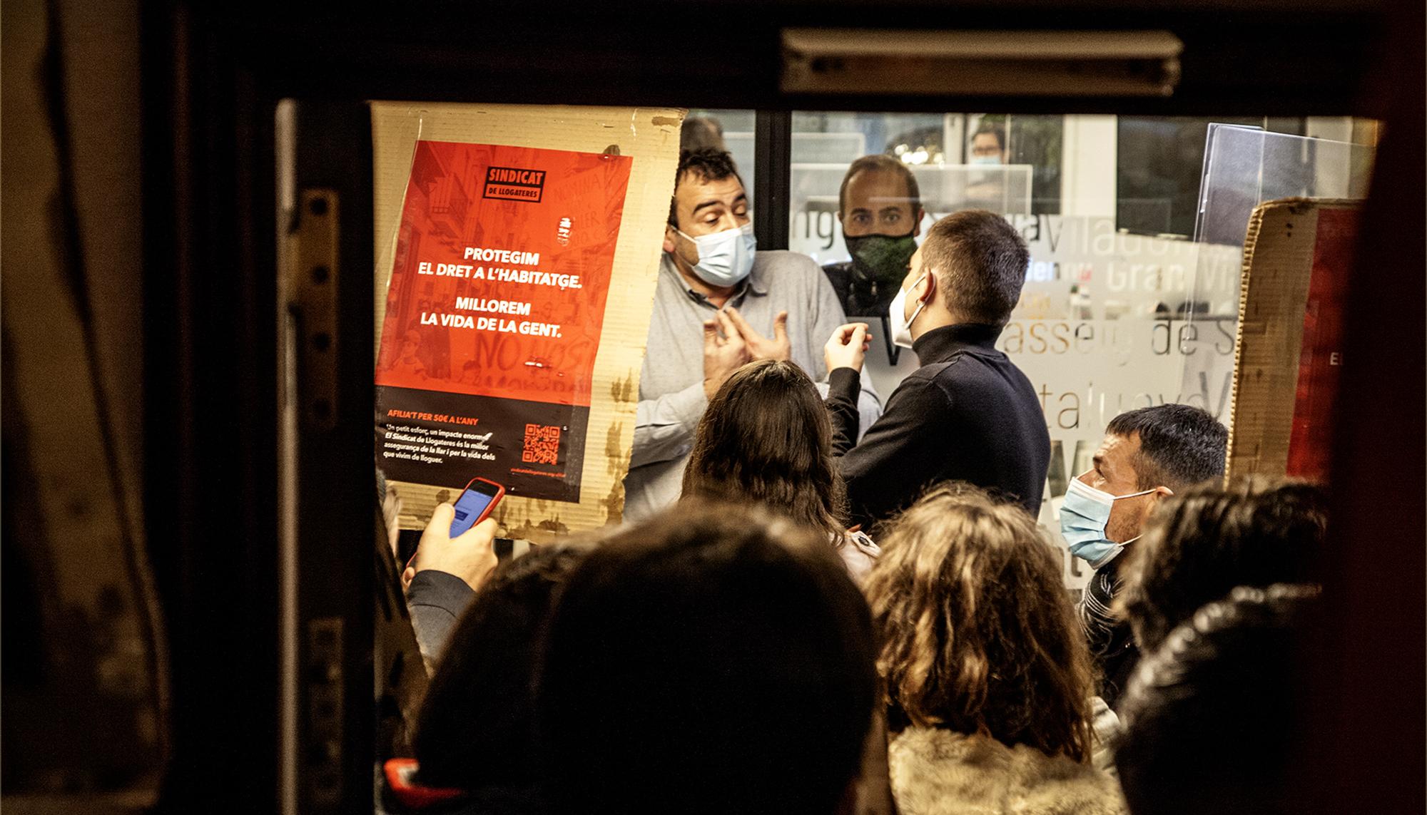 Sindicat de Llogaters acción en las oficinas de Finques Teixidor